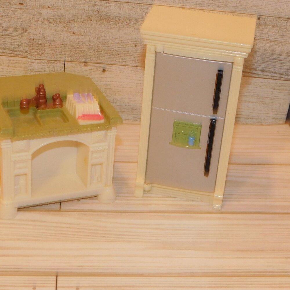 FISHER PRICE LOVING FAMILY  Kitchen Fridge and  Counter. and sink.*